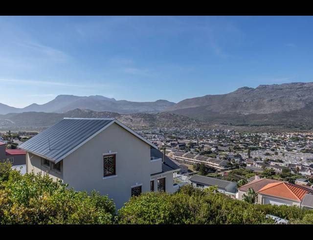 5 BEDROOM HOUSE FOR SALE IN FISH HOEK